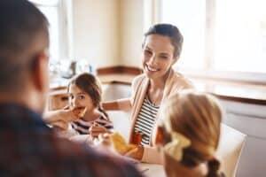 Familie sitzt am Frühstückstisch