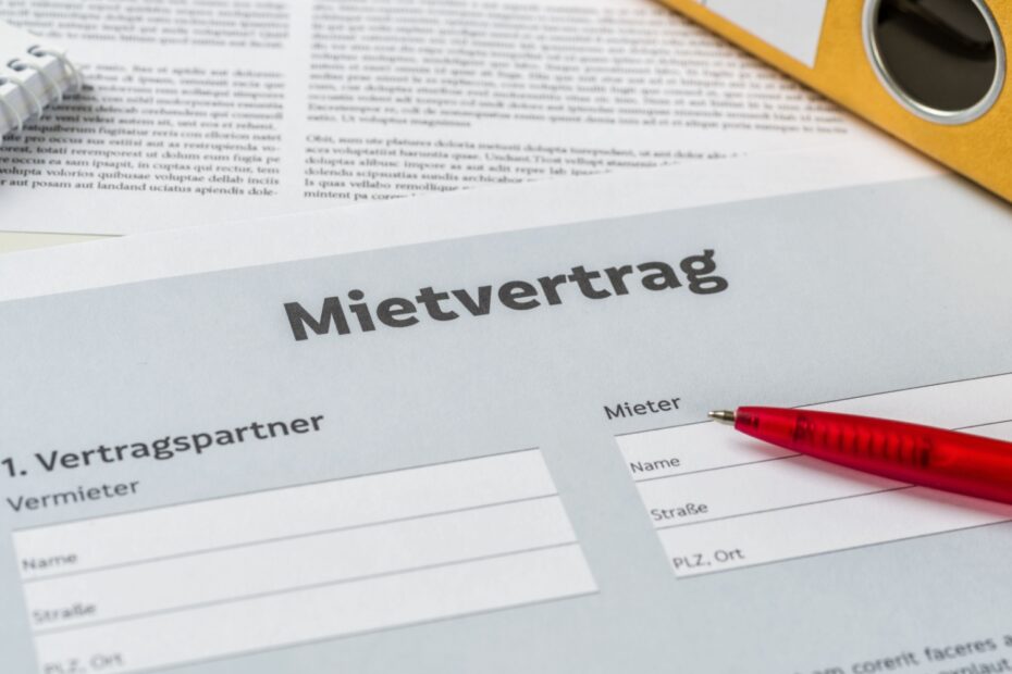 Mietvertrag mit Stift und Ordner