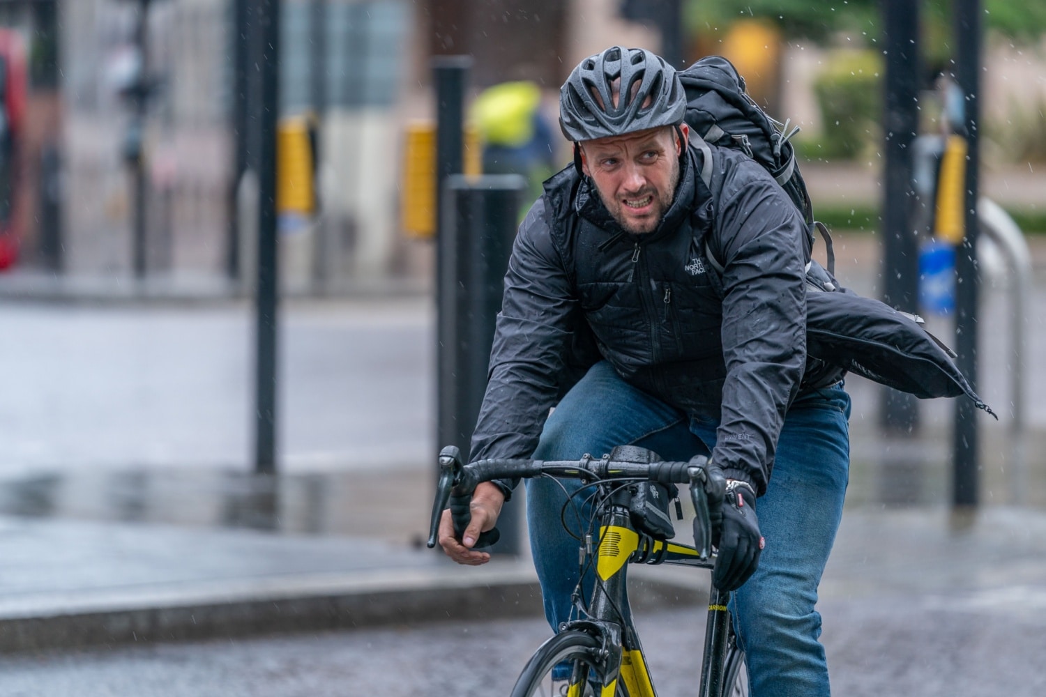 Mann im Regen auf dem Farrad