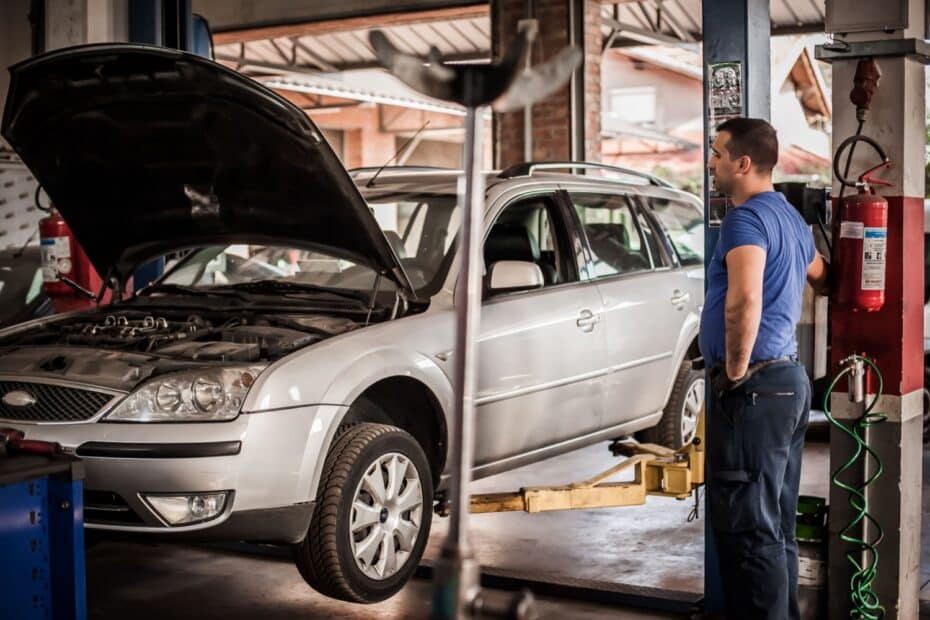 Auto auf der Hebebühne in der Werkstatt