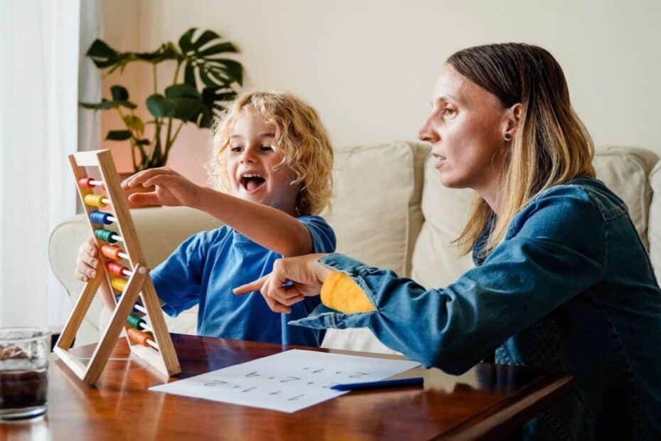 Mutter mit Sohn rechnen am Abakus