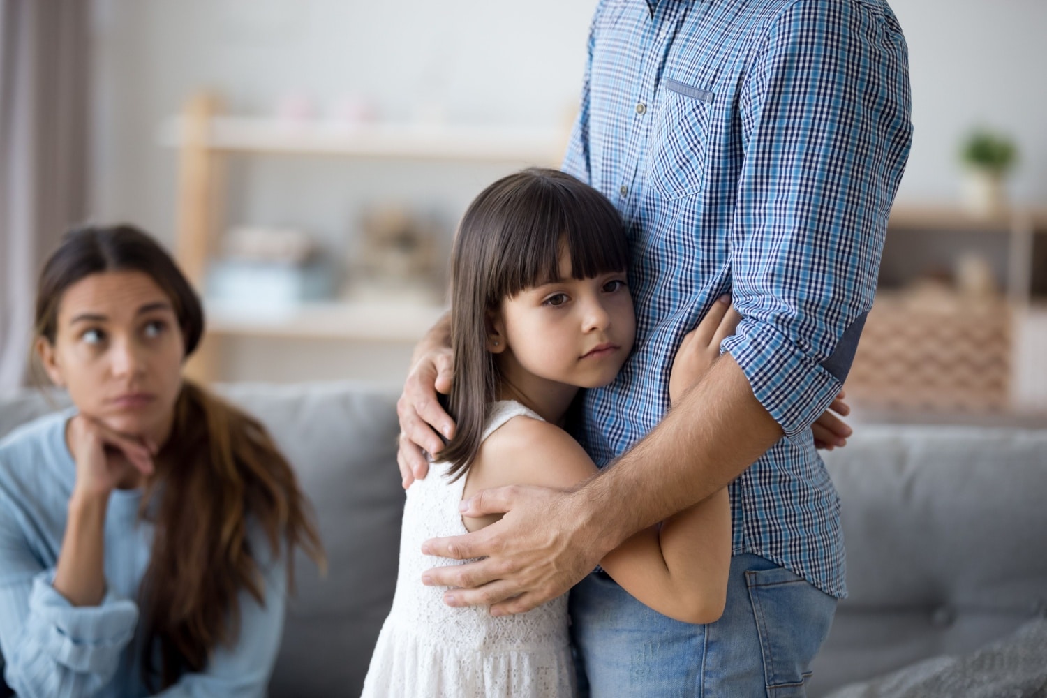 Kind möchte Vater nicht loslassen