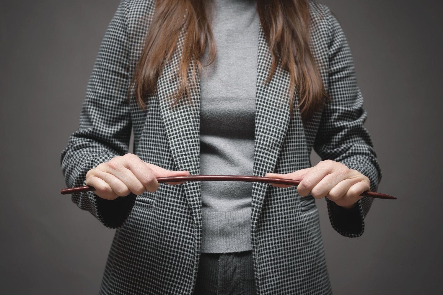 Lehrer mit Stock in der Hand