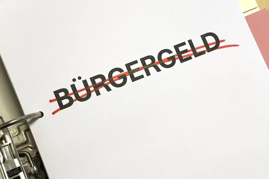 Text "Bürgergeld" auf Deckblatt eines Ordners in rot durchgestrichen