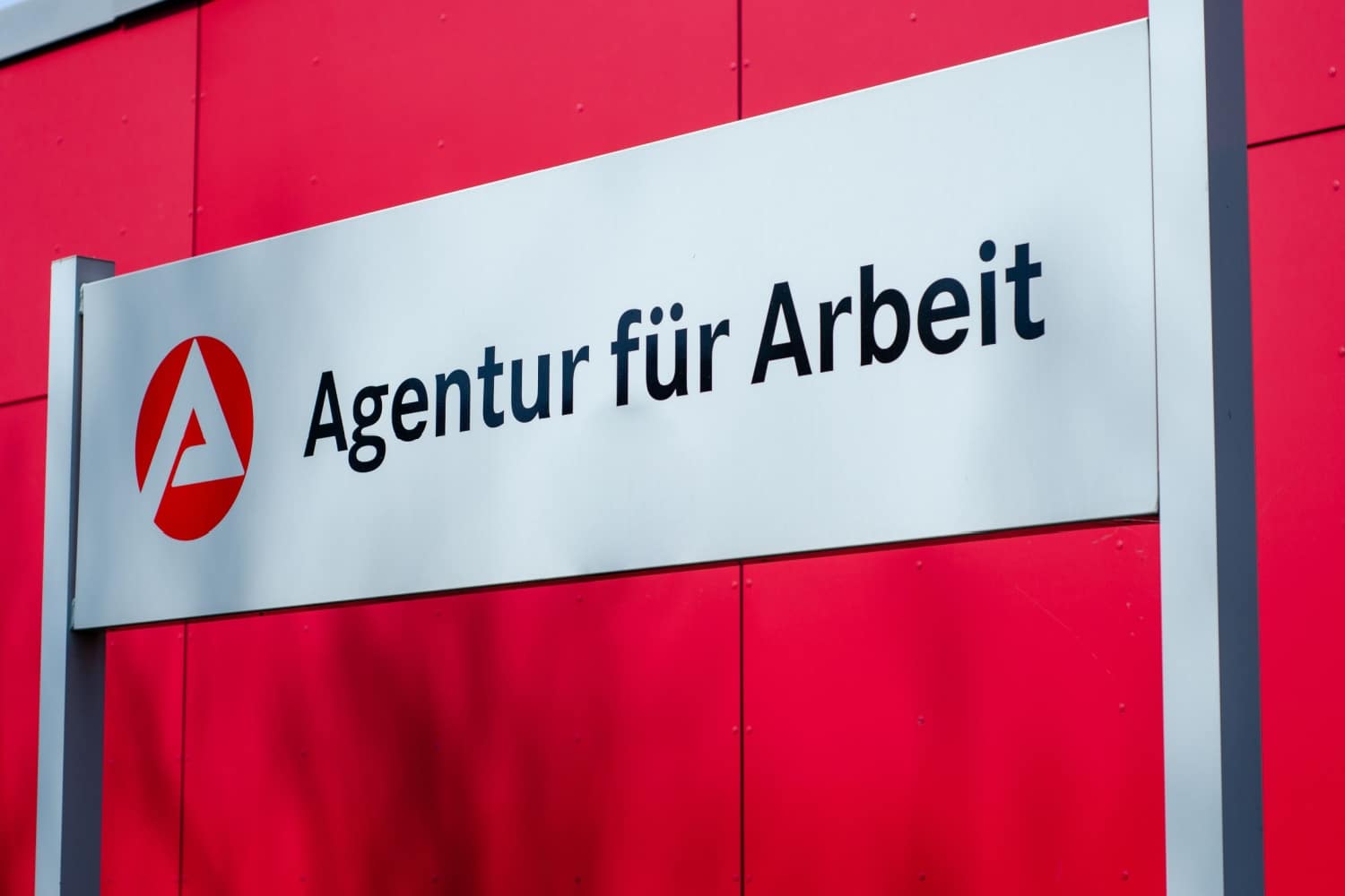 Schild mit Aufschrift "Agentur für Arbeit"