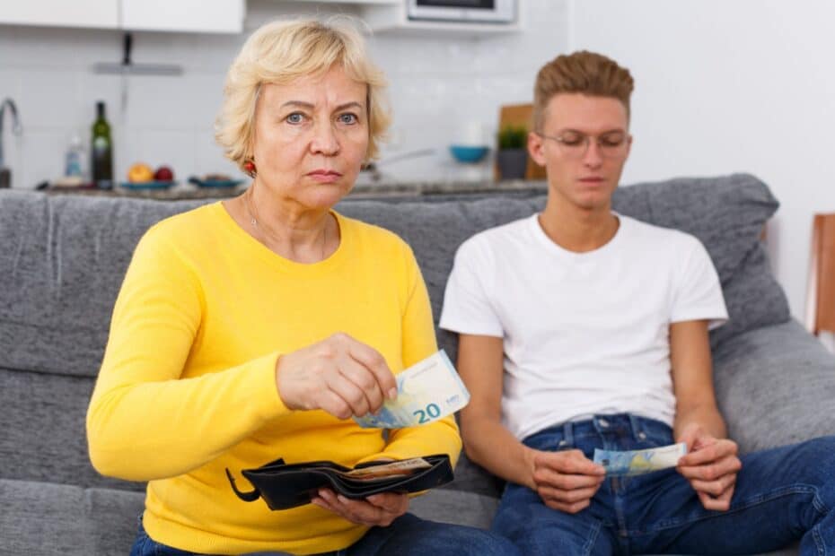 Mutter übergibt Sohn Geld als finanzielle Unterstützung