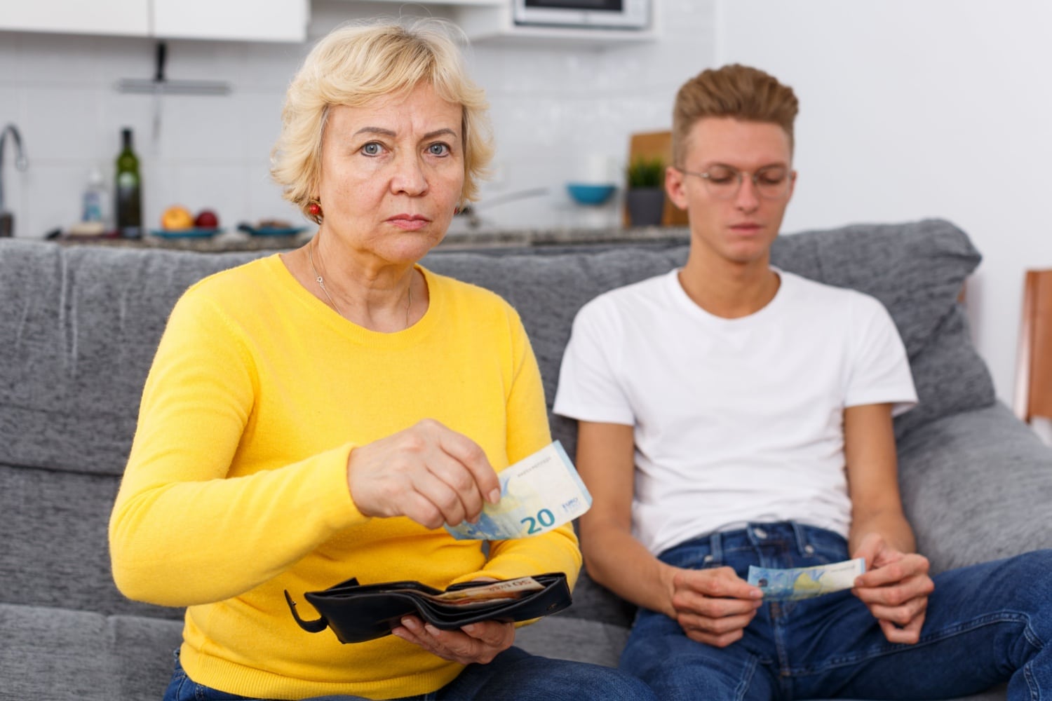 Mutter übergibt Sohn Geld als finanzielle Unterstützung