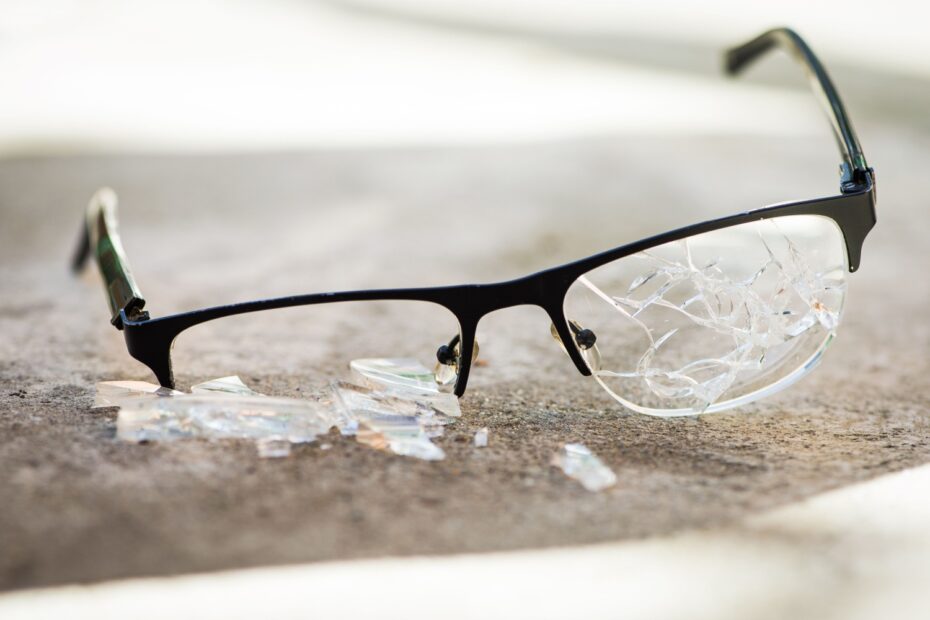 Brille mit zerbrochenem Glas