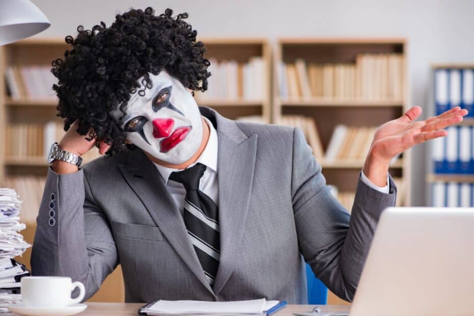 Büro-Angestellter mit Clown-Gesicht