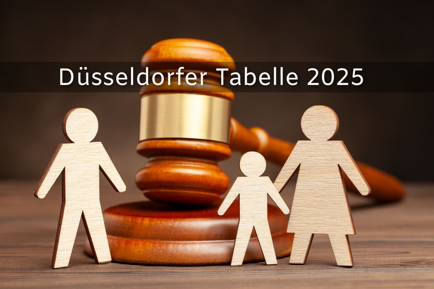 Symbolische Familie vor Richterhammer mit Aufschrift Düsseldorfer Tabelle 2025