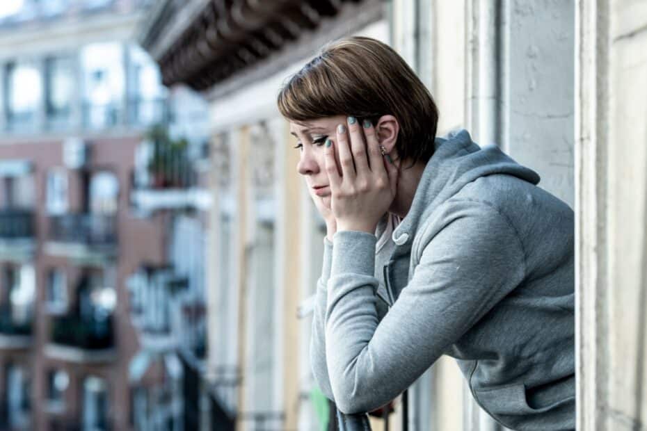 Verzweifelte Frau nachdenklich auf Balkon