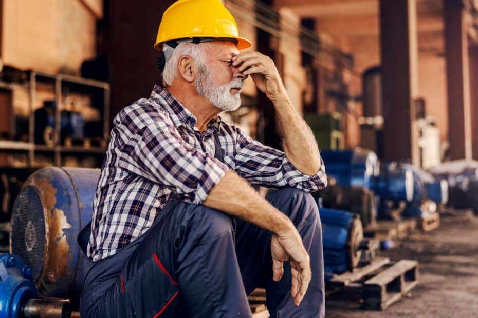 Erschöpfter älterer Mann bei der Arbeit