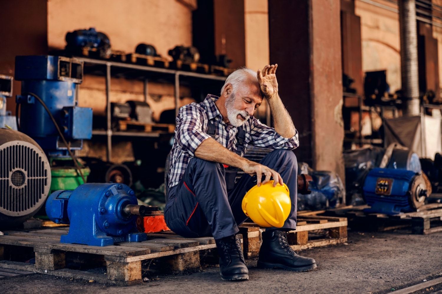 Erschöpfter Rentner bei der Arbeit