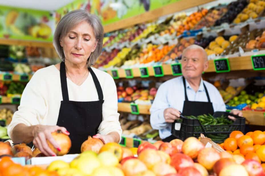 Rentner bei der Arbeit im Supermarkt