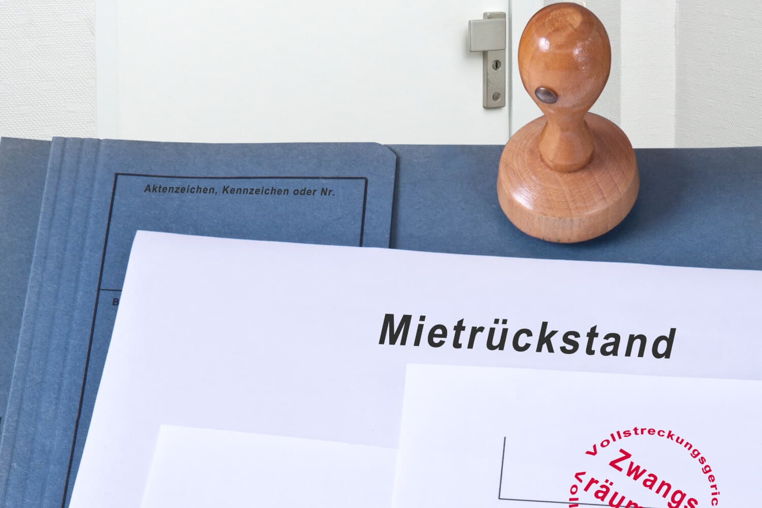 Akte mit Aufschrift Mietrückstand, Stempel mit Zwangsräumung