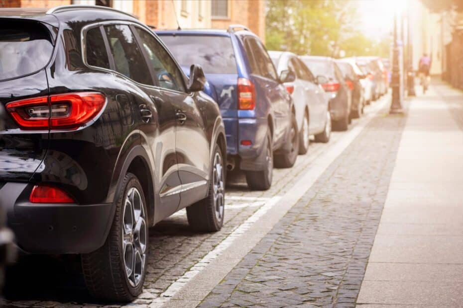 Parkende Autos am Straßenrand in der Stadt