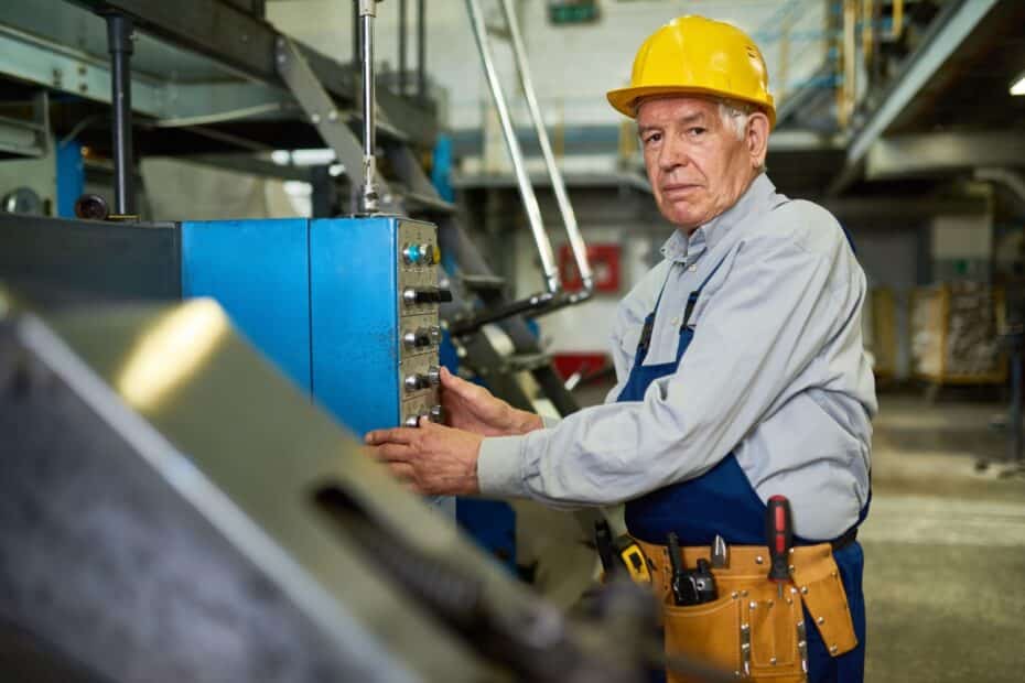 Älterer Arbeiter an Maschine